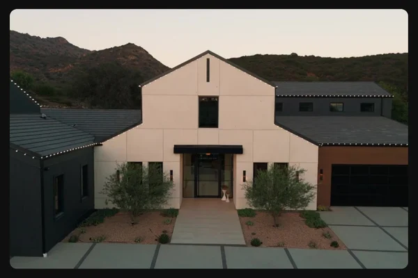 Modern Phoenix home with custom holiday roofline lighting